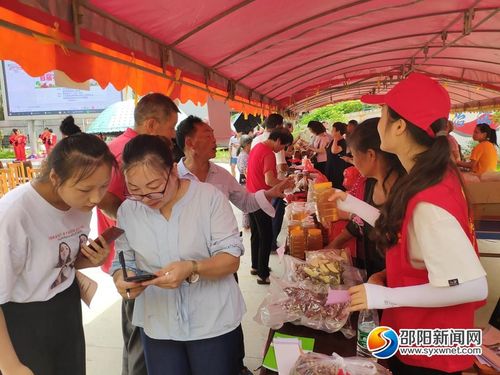 新邵潭溪鎮(zhèn)首屆農(nóng)副產(chǎn)品展銷會(huì)助力脫貧攻堅(jiān)